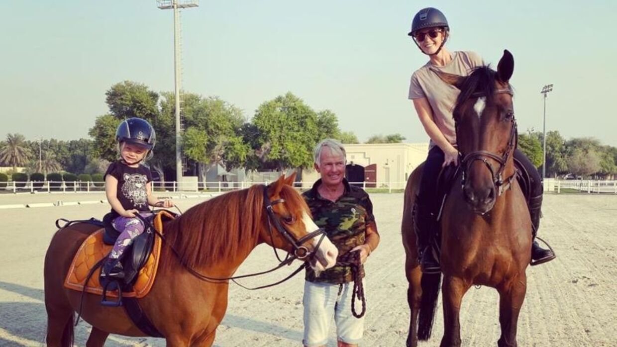 Tina Lund med datteren Lilly og hendes far Flemming Lund. Flemming Lund har været en fast bestandel af datterens ridekarriere igennem mange år, og både han og Tina Lunds mor er flyttet med til Dubai. 