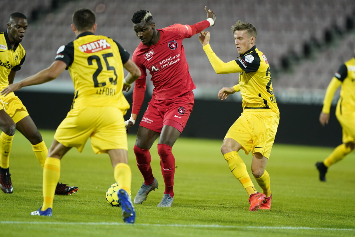 FC Midtjylland's Sory Kaba and BSC Young Boys' Jordan Lefort (#25) during the Champions League Third Qualifying Round match at MCH Arena in Herning, Denmark, Wednesday Sep. 16, 2020. . (Foto: Henning Bagger/Ritzau Scanpix)