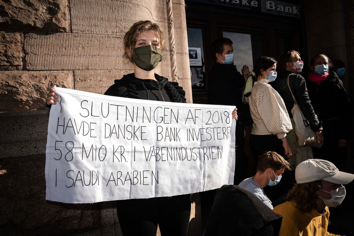 Demonstranter fra Extinction Rebellion limer sig fast på Danske Banks Finanscenter i København torsdag den 17. september 2020.. (Foto: Emil Helms/Ritzau Scanpix)