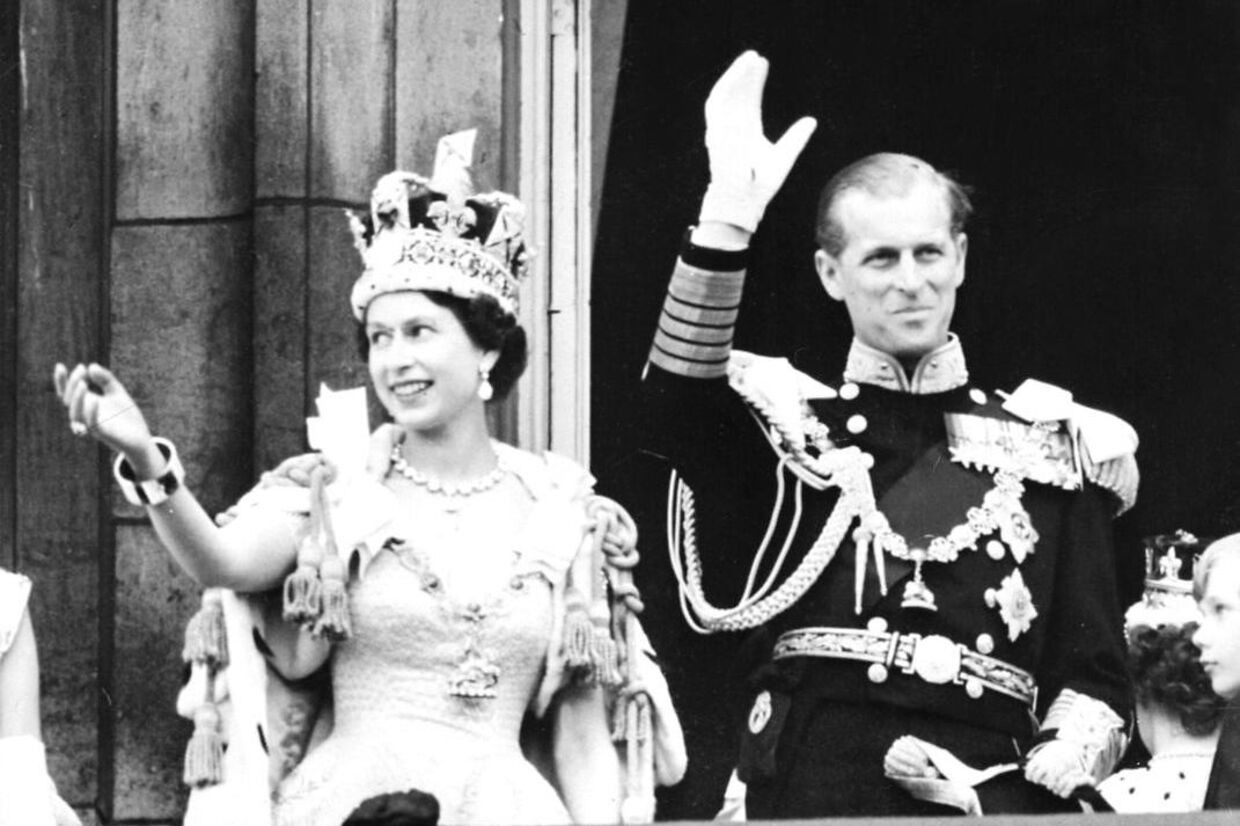 Blot 25 år gammel blev Elizabeth dronning. Her ses hun med prins Philip ved kroningen.