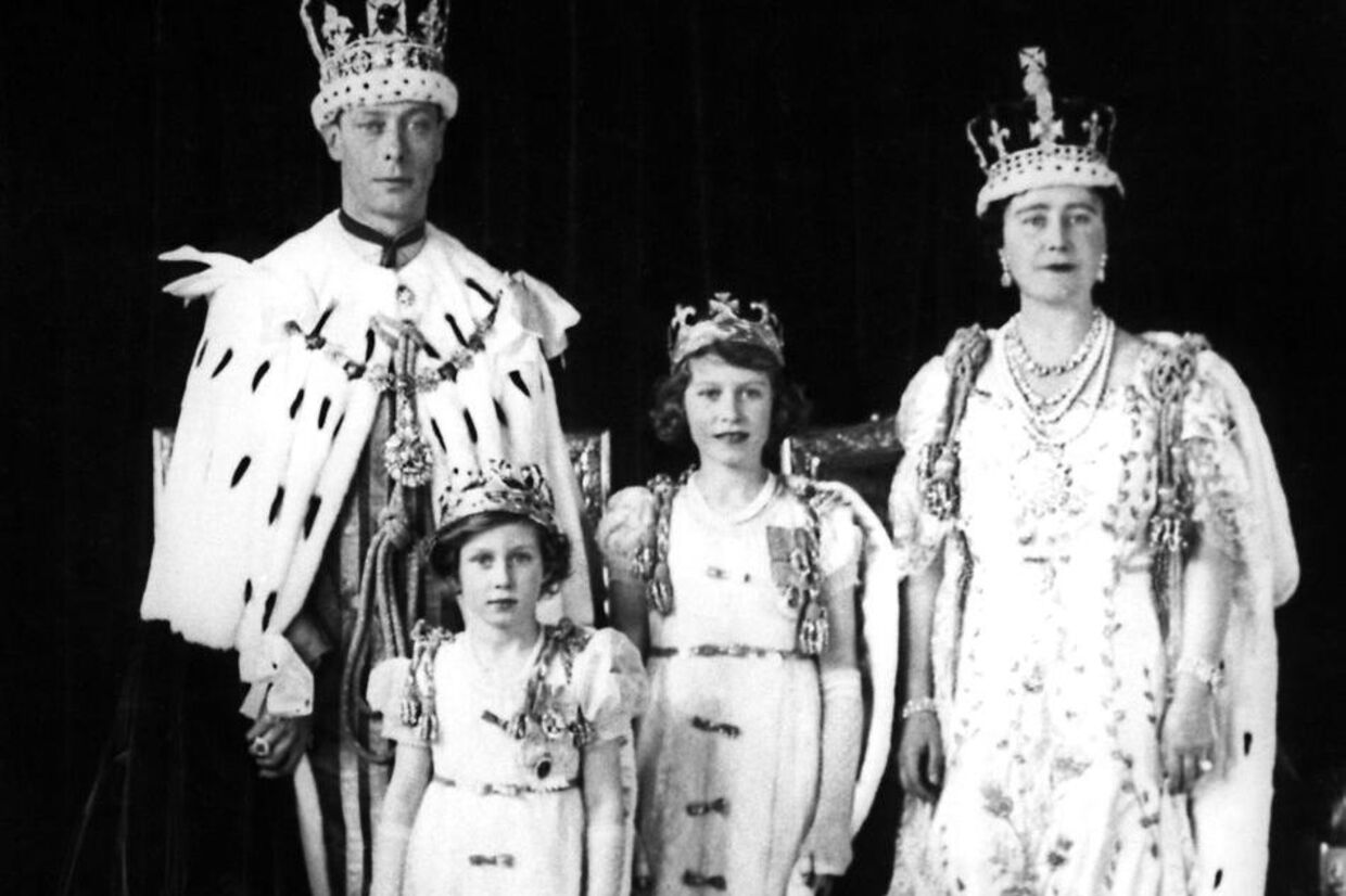 Skæbnen ændrede sig drastisk, da Elizabeth i en alder af ti rykkede frem i tronfølgerækken. Her ses hun ved kroningen af faderen, Kong George VI.
