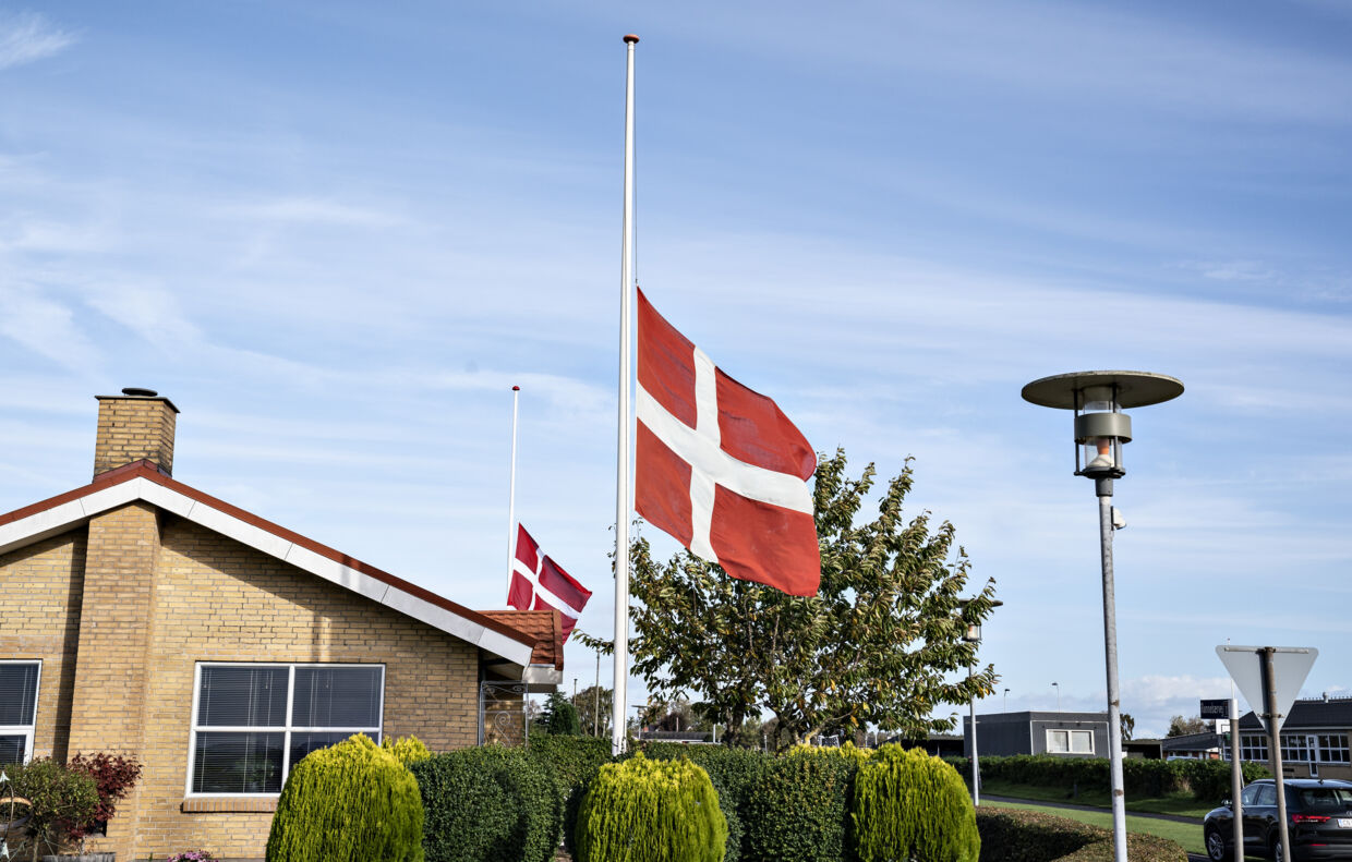 Der flages på halv stang i Gjøl by. Hele lokalsamfundet er ramt og balancerer på randen af en tragedie, når et helt erhverv bogstaveligt bliver slået ihjel. Der er sympati fra hele området. 