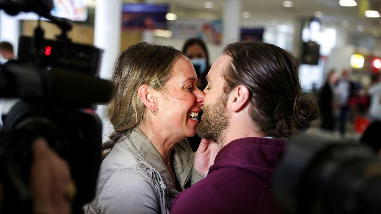 Adam Draper (til&nbsp; højre) og kæresten Stacey Brown (til venstre) kunne endelig se hinanden efter lang tid, da lufthavnen i Sydney i Australien åbnede for rejsende fra New Zealand. 