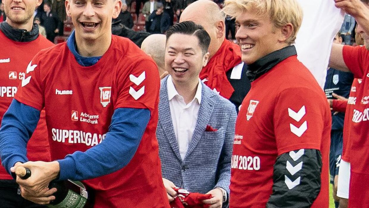 Flere og flere danske klubber kommer på udenlandske investorers hænder. Her ses kinesiske Lucas Chang (i midten), som sammen med moldaveren, Andrew Zolotko, er en del af Vejle Boldklubs ejerkreds.