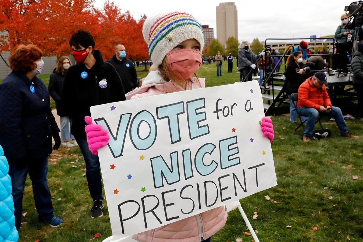 'Stem på en rar præsident', står der på Michigan-borger Olive Burrus skilt.