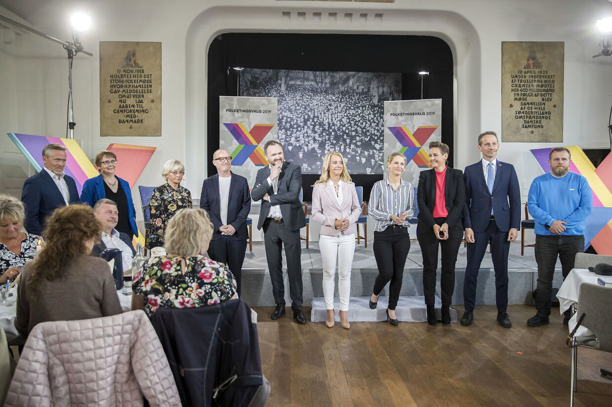 Både Pia Kjærsgaard (DF) og Pernille Vermund (NB) deltog i debatprogrammet 'Højlunds Forsamlingshus' i Aabenraa op til valget i 2019 – sammen med flere andre politiske profiler.