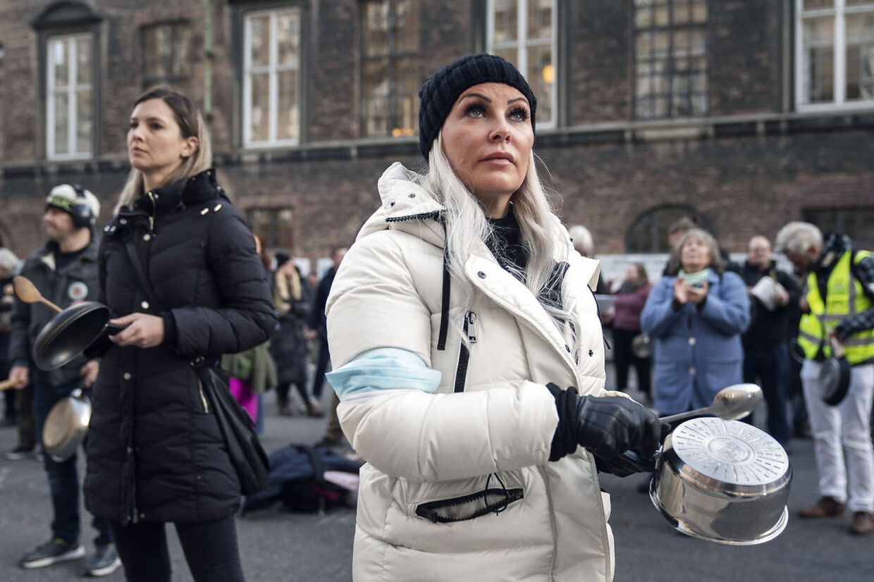 Coronaskeptikeren Rikke Louise Andersen demonstrerer på Christiansborg for at gøre opmærksom på epidemiloven.