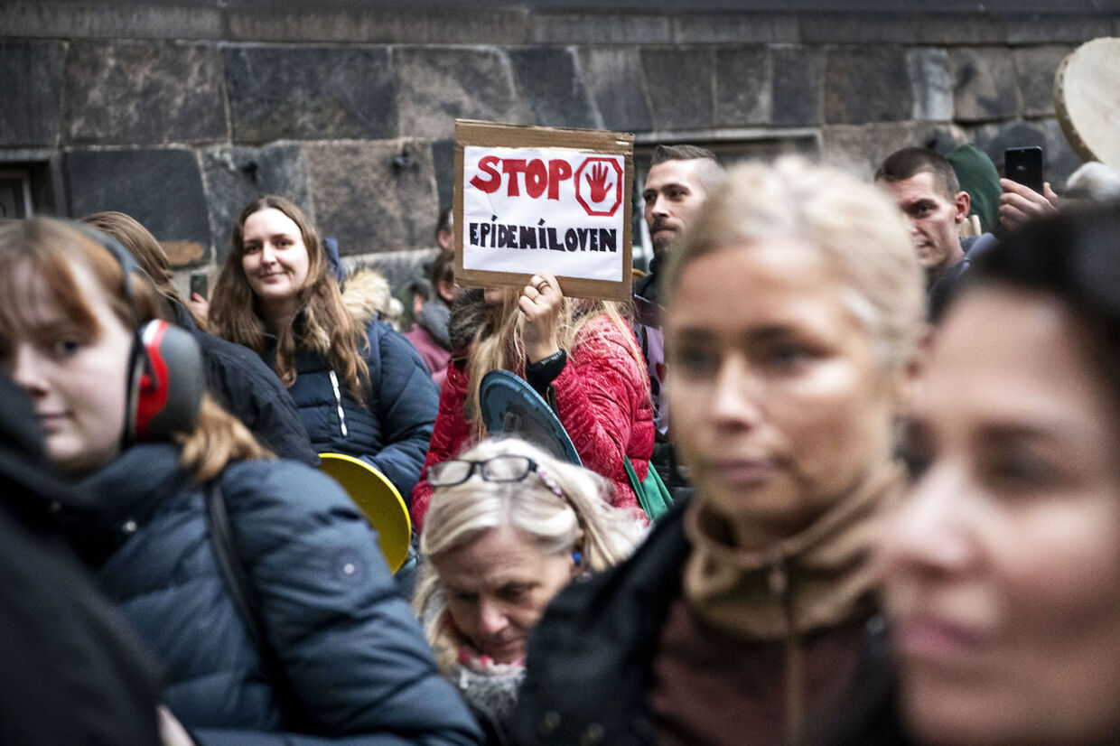 Demonstration imod regeringen og epidemiloven foran Christiansborg i København, fredag den 13. november 2020.. (Foto: Nils Meilvang/Ritzau Scanpix)