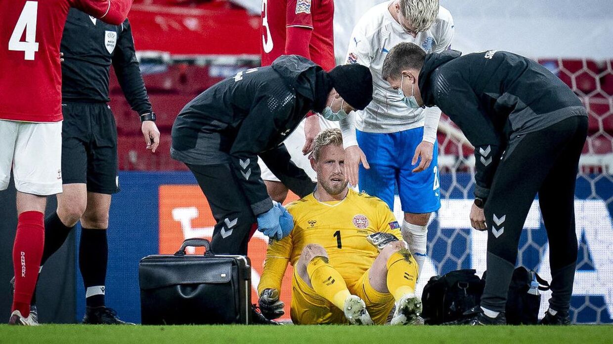 Danmarks Kasper Schmeichel bliver ramt under Nations League kampen mellem Danmark- Island i Parken, søndag den 15 november 2020
