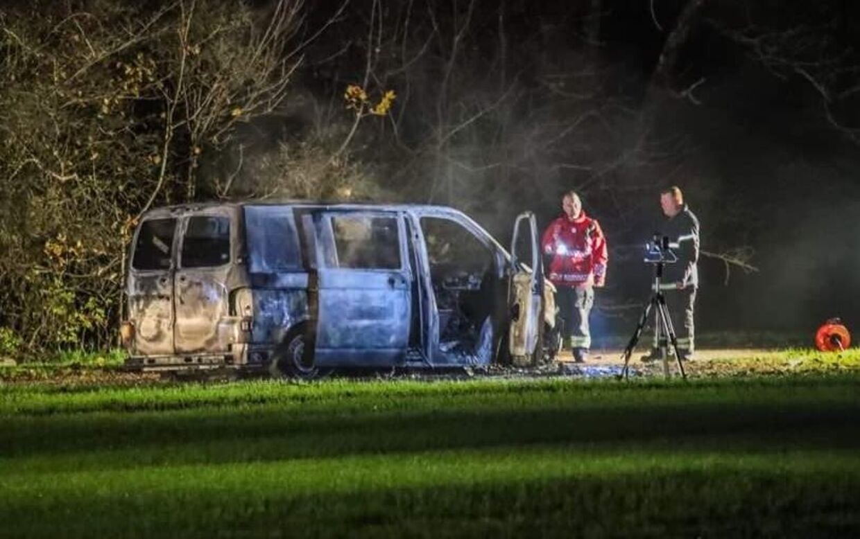 I den afbrændte VW Transporter, som blev brugt som flugtbil efter bandeskyderiet i Kalundborg, fandt politiet tre halvautomatiske skydevåben, som dobbeltmorderne havde efterladt: To pistoler og en riffel.