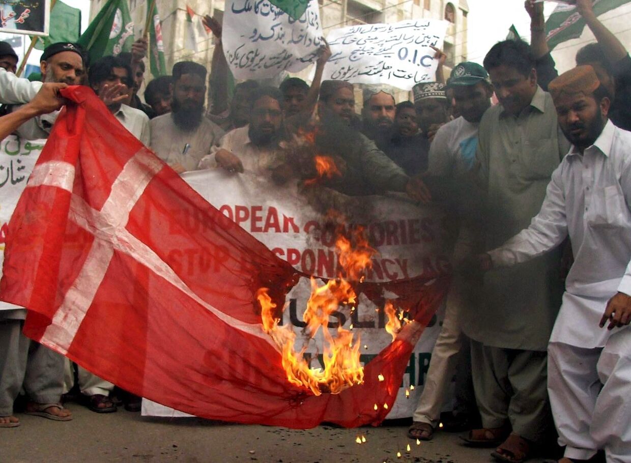 Islamister afbrænder et dansk flag i Peshawar, Pakistan, i protest mod de danske Muhammed-tegninger. EPA/NADEEM KHAWER