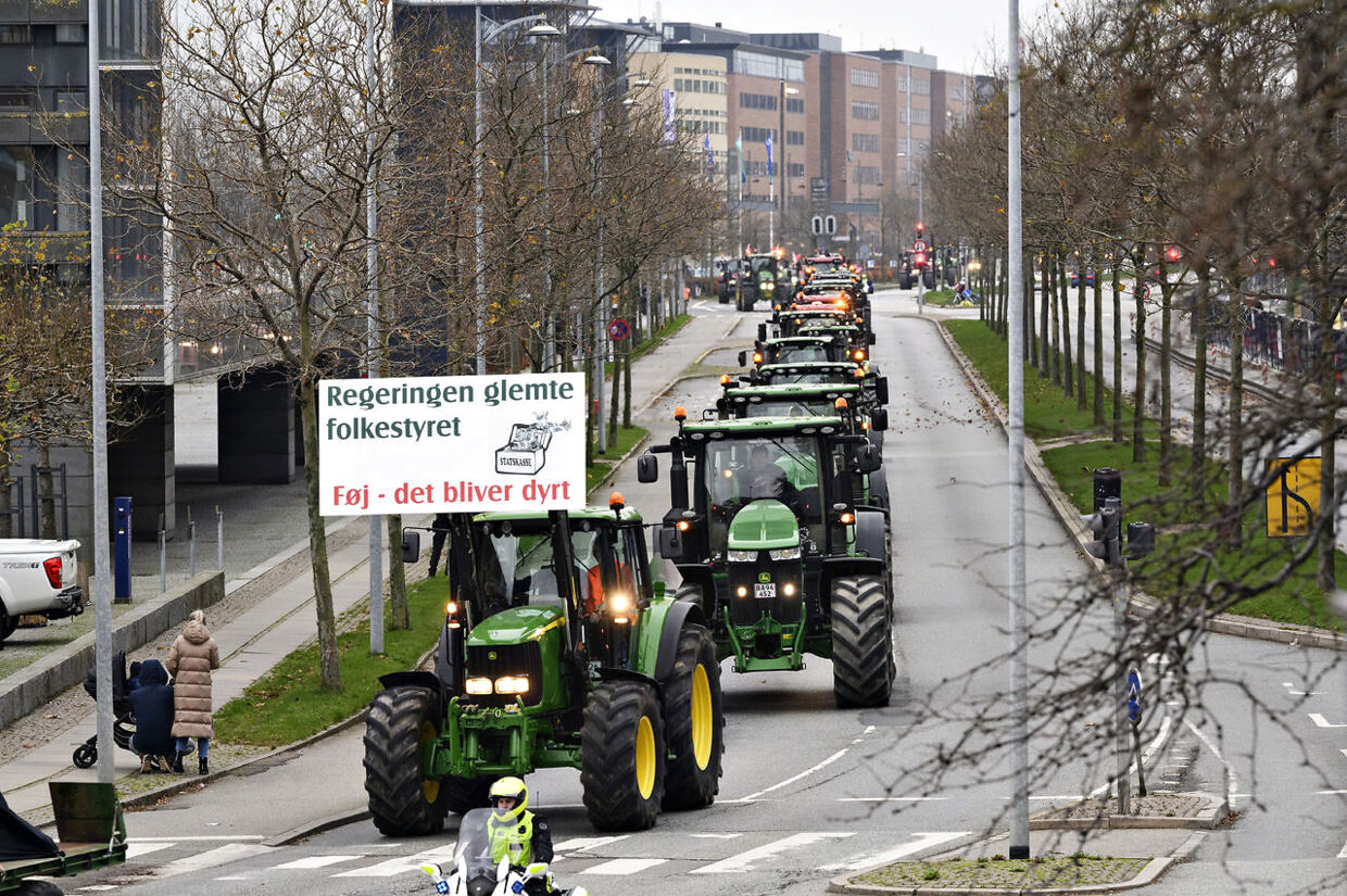 Landmænd kører i traktor gennem byen på vej til demonstration imod regeringens ageren i minksagen, i København, lørdag den 21. november 2020. Demonstrationen er imod "magtmisbrug, manglende respekt for grundloven, demokratisk underskud - og for folkestyret!".. (Foto: Philip Davali/Ritzau Scanpix)