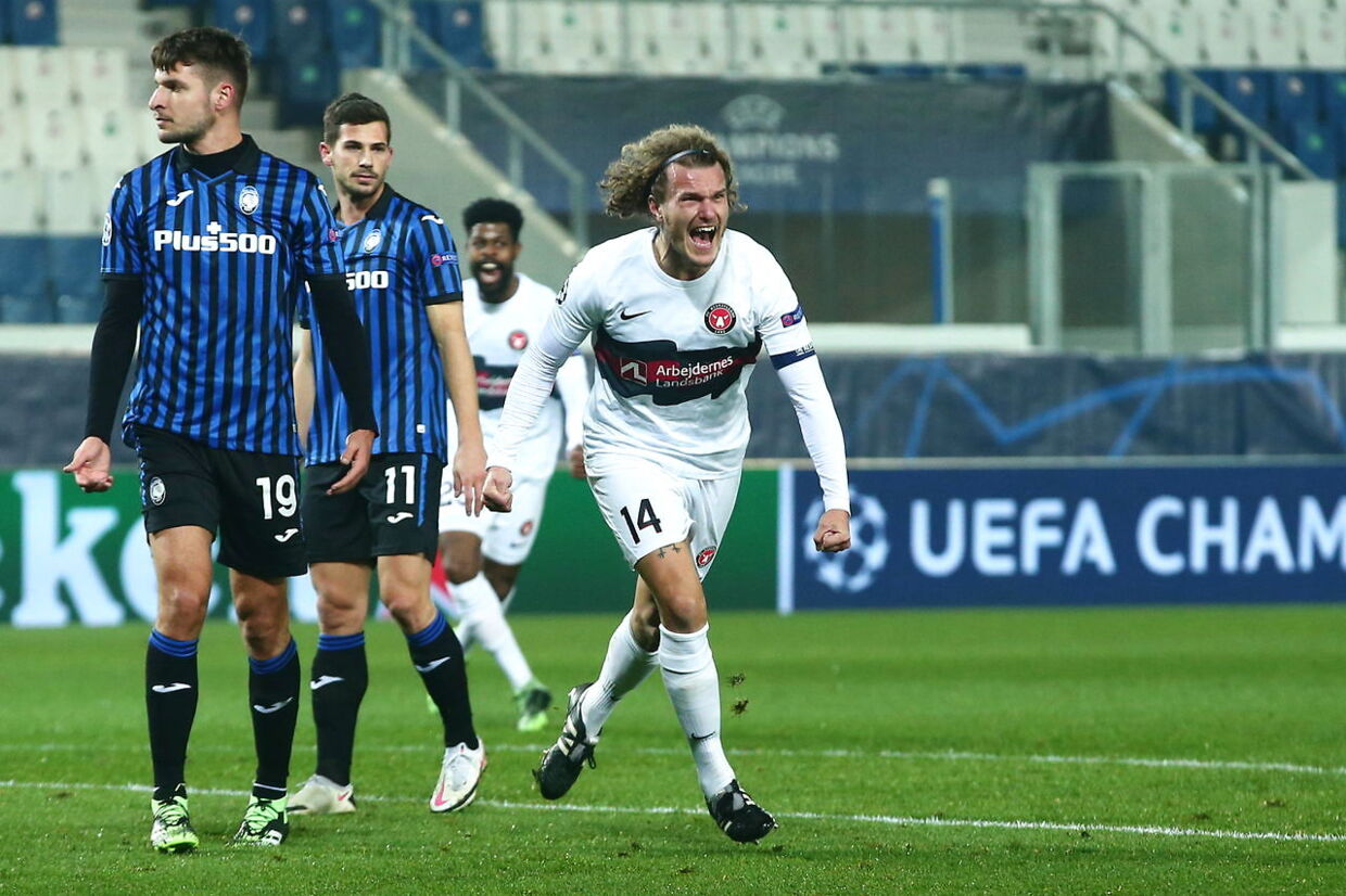 epa08855770 Midtjylland's Alexander Scholz (R) celebrates after scoring the 1-0 lead during the UEFA Champions League group D soccer match between Atalanta Bergamo and FC Midtjylland in Bergamo, Italy, 01 December 2020. EPA/PAOLO MAGNI