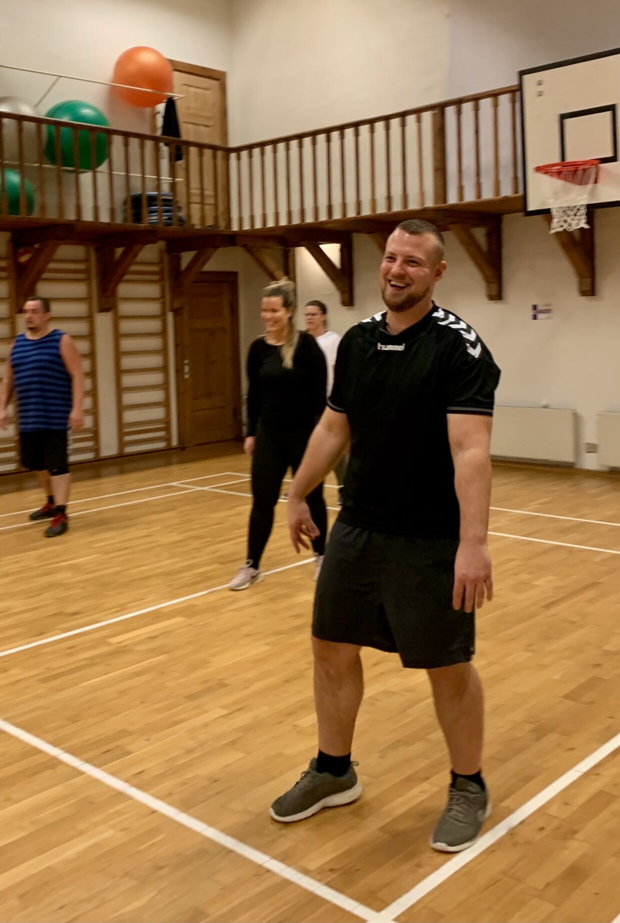 Volleyball er blevet nationalsporten på Ubberup Højskole, og Peter Paulsen får da også en masse grin og fællesskab ud af timerne i hallen.