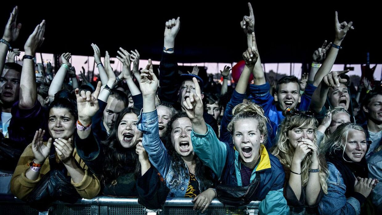 Svedende, grinende, skrålende og fast sammenklistret. Sådan er det tit foran scenerne på Roskilde Festival. Ikke et billede, der harmoner specielt godt med social distance og de mange restriktioner, coronaen har kastet ned over samfundet.