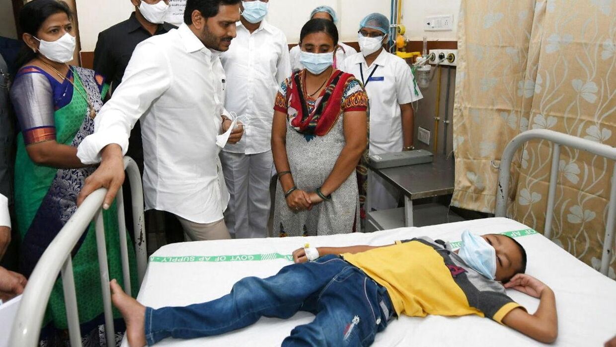 Flere end 200 personer er i den indiske stat Andhra Pradesh blevet indlagt med en ukendt sygdom. Her en lille dreng.