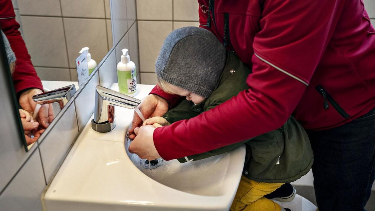 Selv børn helt ned i vuggestuealderen har fået indprentet, at de oftere skal vaske hænder for at undgå coronasmitte. Arkivfoto.