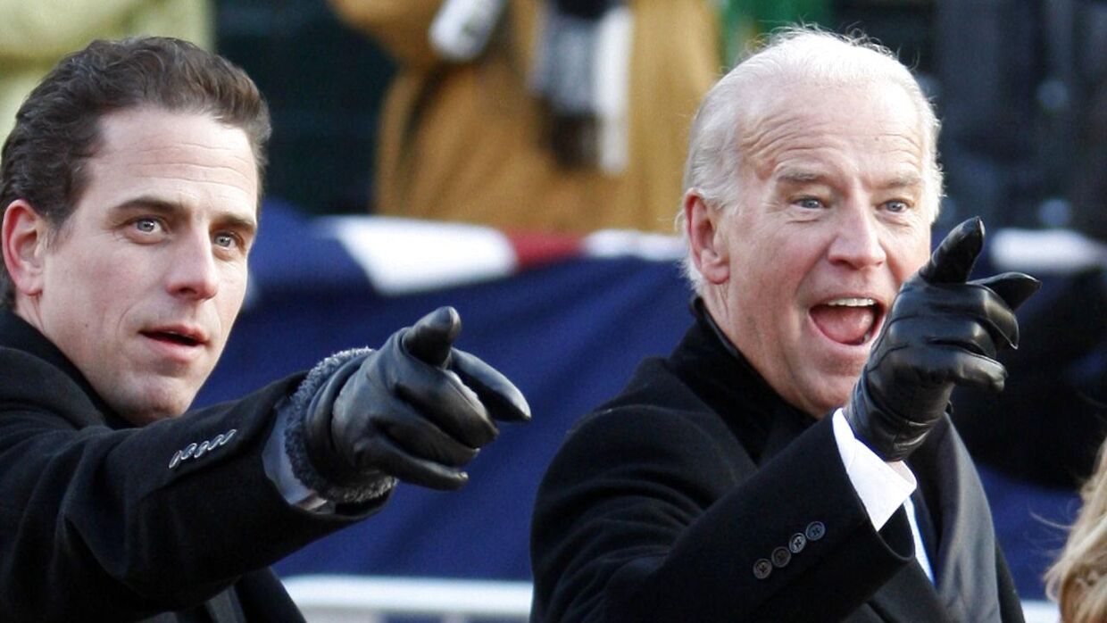 USAs kommende præsident Joe Biden (tv) sammen med sin søn Hunter Biden, hvis skatteforhold nu undersøges.