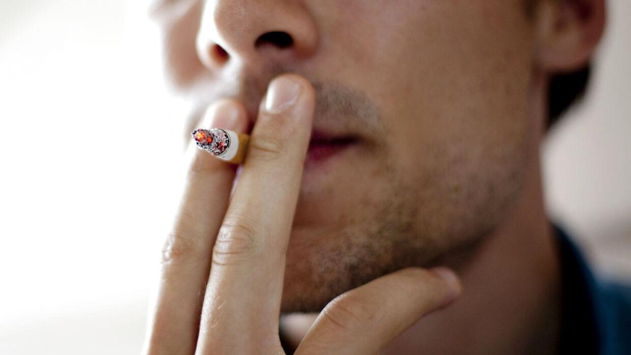 (ARKIV) Ryger, Cigaret den 16. juni 2011. Knap hver femte dansker ryger fortsat. Efter årtier med markant rygestop i befolkningen er udviklingen gået i stå, og det bekymrer sundhedsorganisationer.. Det skriver Ritzau, torsdag den 4. januar 2018.. (Foto: Linda Kastrup/Scanpix 2018)
