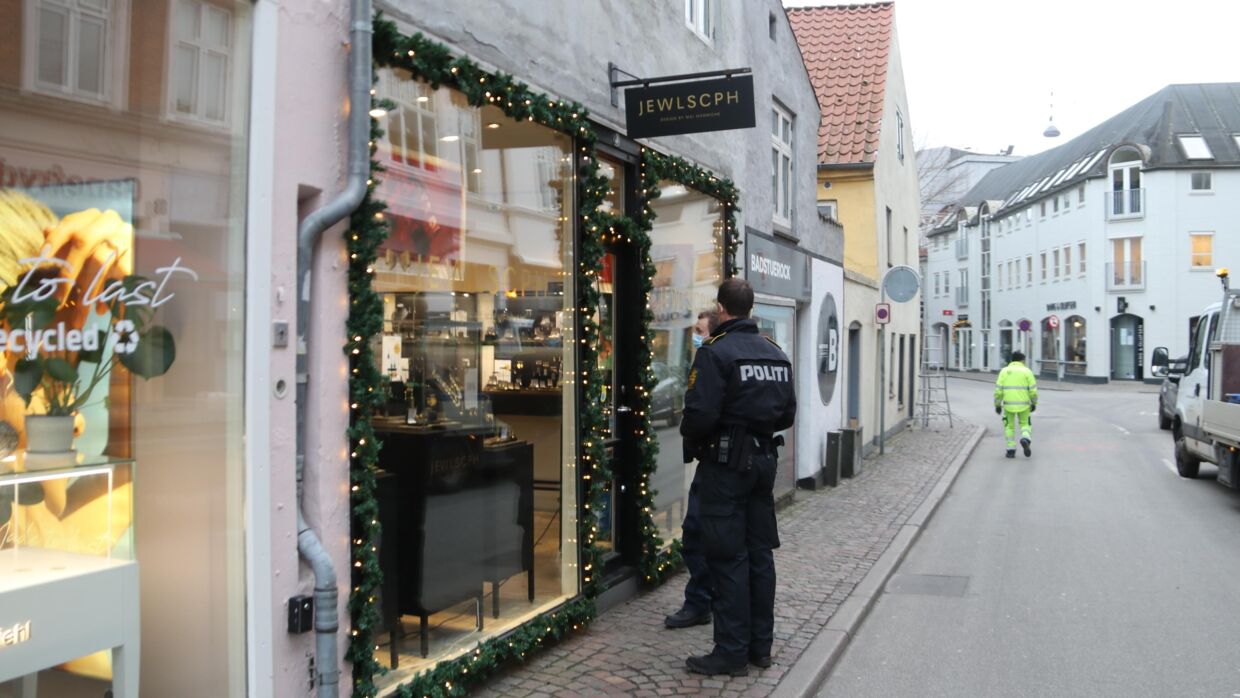 Betjente foran Mai Manniches butik i Klostergade i Aarhus.