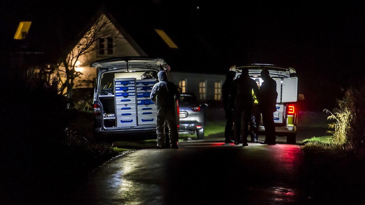 Politi ved bosted i Fårevejle, hvor en 29 årig mand blev dræbt onsdag den 30. december 2020.