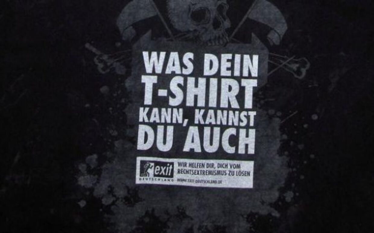 
Nynazistiske rockfans blev snydt, da de fik uddelt fine, gratis T-shirts ved en nationalistisk rockfestival i det østlige Tyskland. 