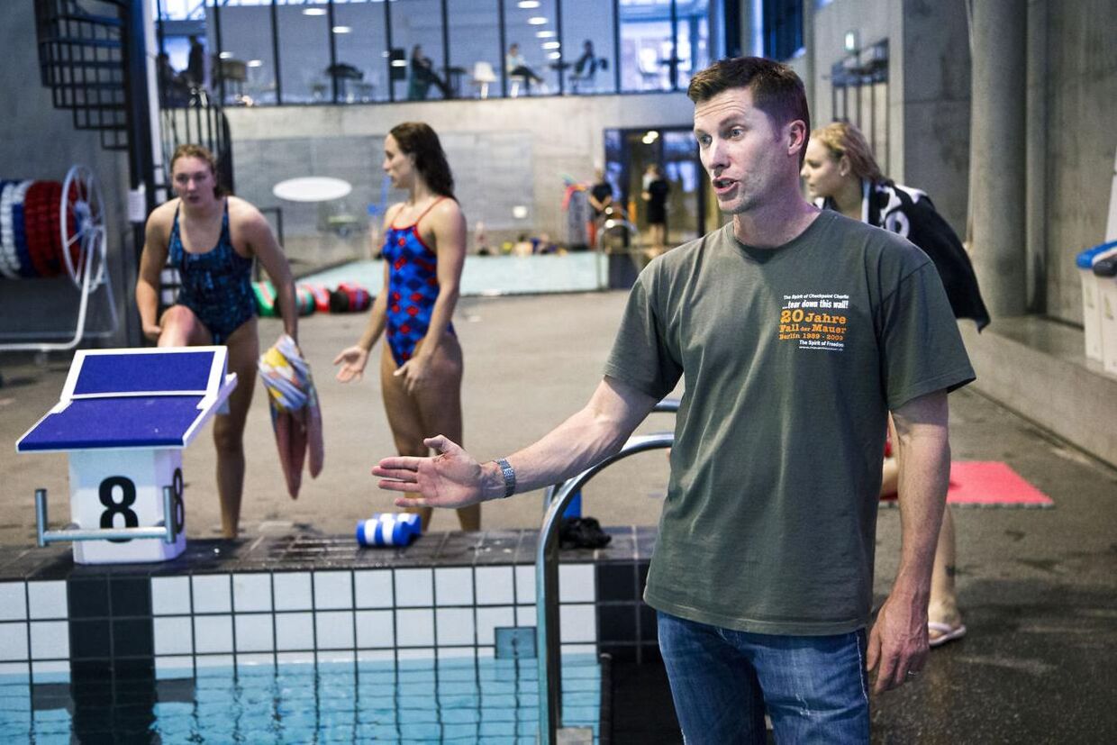 Shannon Rollason (th) meddelte for nyligt, at han stoppede som dansk svømmelandstræner.