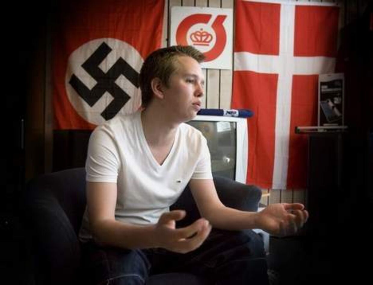 Daniel Carlsen har siden foråret 2008 benyttet enhver lejlighed til at træde åbent frem som nazist. Her ses han på sit værelse i Viby for halvandet år siden.