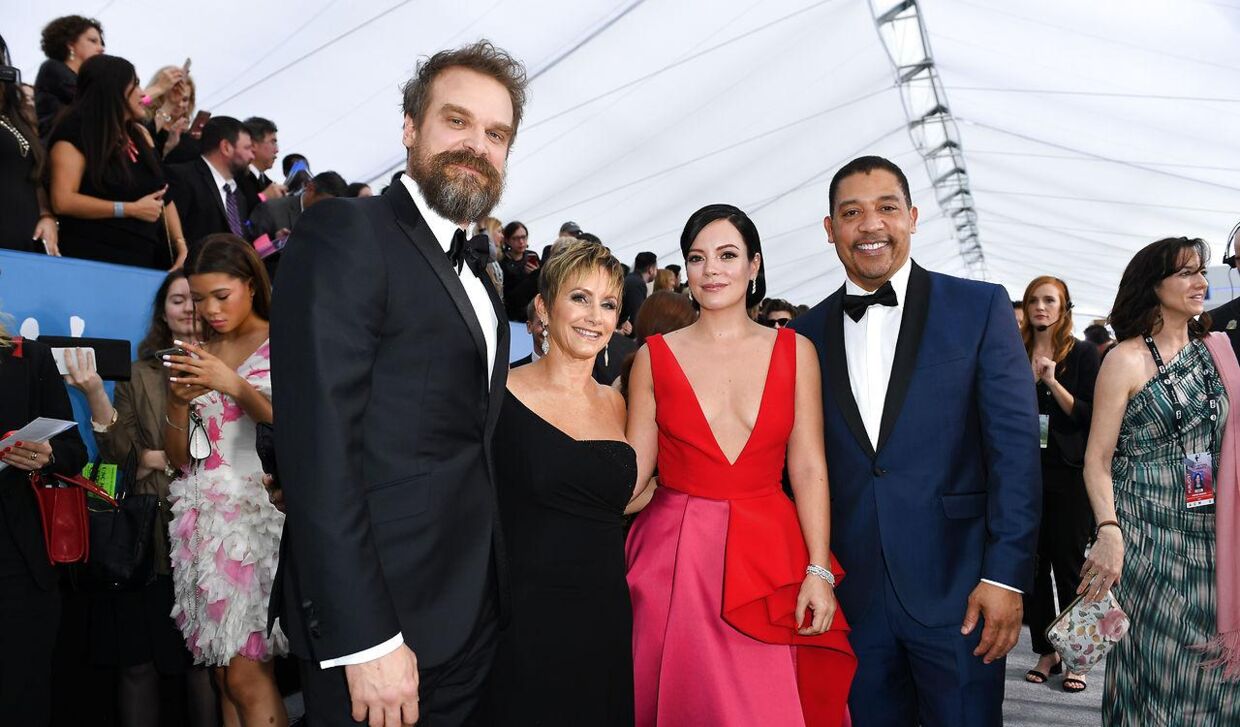 David Harbour (fra venstre mod højre) med SAG-AFTRA-præsident Gabrielle Carteris, sin kone Lily Allen ved Screen Actors Guild Awards i 2020.