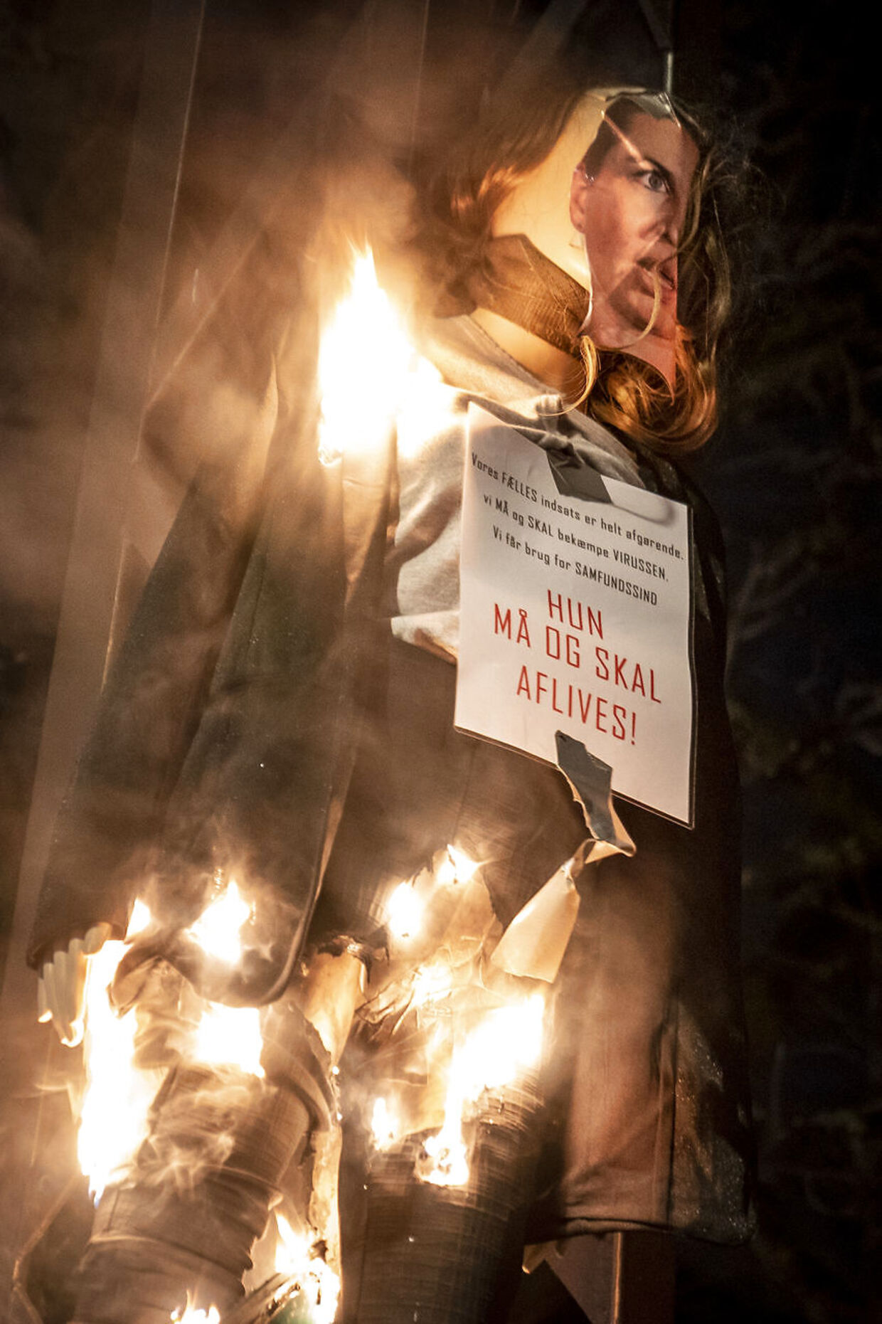 En dukke forestillende Mette Frederiksen afbrændes ved en demonstration lørdag.&nbsp; 
