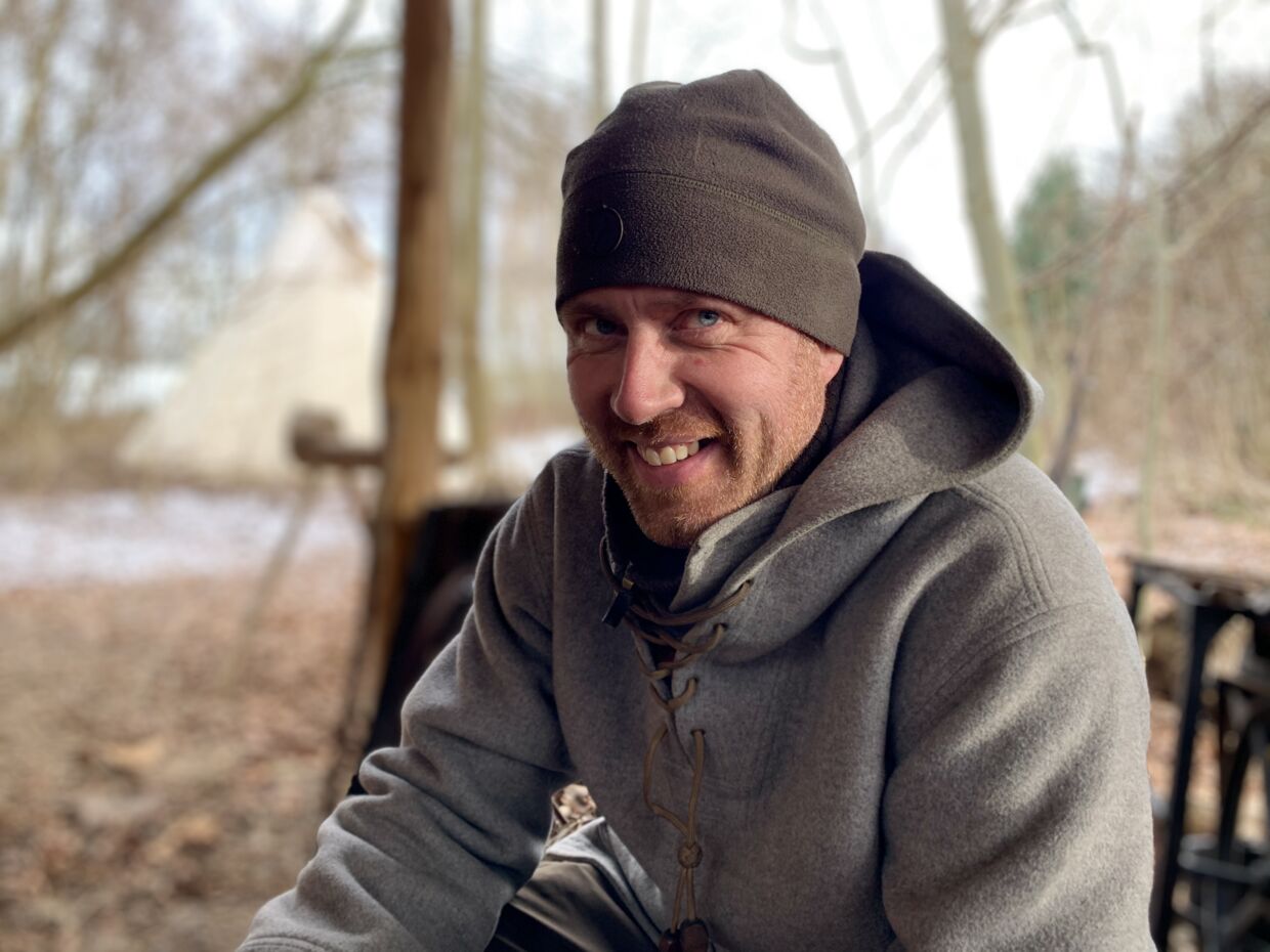 Jesper Hede afholder kurser i vildmarksfærdigheder og træner blandt andet deltagerne i 'Alene i vildmaken'.&nbsp; 