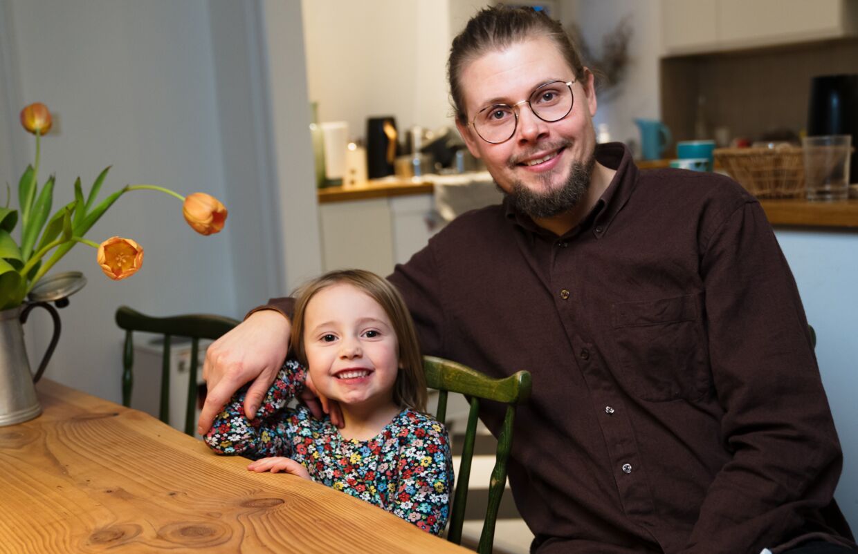 Nikolaj Harmon sammen med sin datter. Foto: Kasper Løjtved/Byrd. 