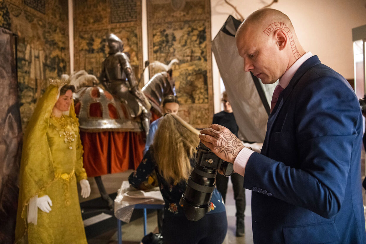 Ovenpå den omdiskuterede vikingeudstilling på Nationalmuseet kastede Jim Lyngvild sig straks over en ny udstilling - Den danske kongerække. Jim Lyngvild fotografere model som Dronning Margrethe med det omstridt horn - "Det Norske Kongehorn".
