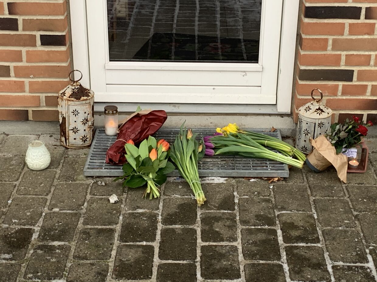 Der blev lagt blomster og tændt lys ved den dræbte kvindes hjem på Veilgårdsvej i Malling.&nbsp;