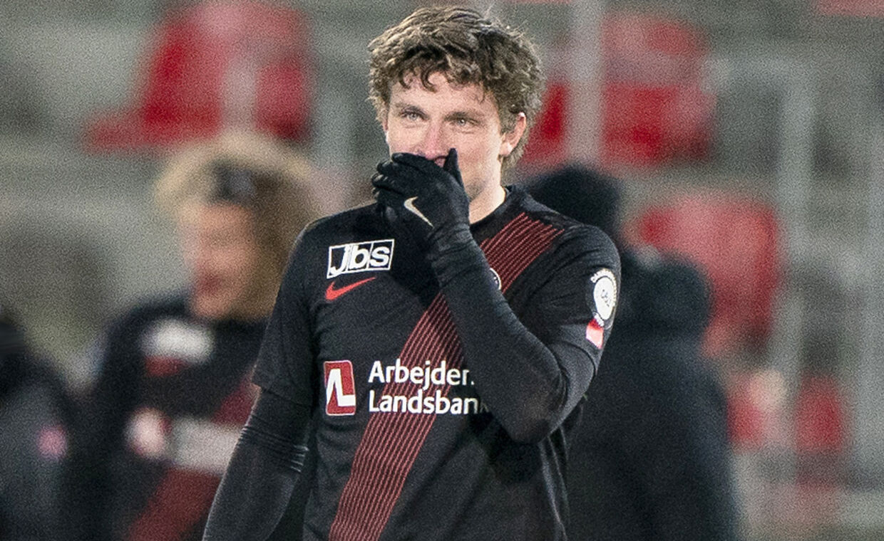 En skuffet Anders Dreyer forlader banen efter FC Midtjyllands overraskende nederlag til Sønderjyske i forårspremieren.