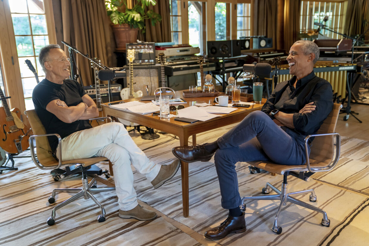 Bruce Springsteen og Barack Obama har optaget en fælles podcastserie i rockstjernens hjem i New Jersey. Her taler de blandt andet om deres opvækst, racisme og det at være forælder. Rob Demartin/Ritzau Scanpix