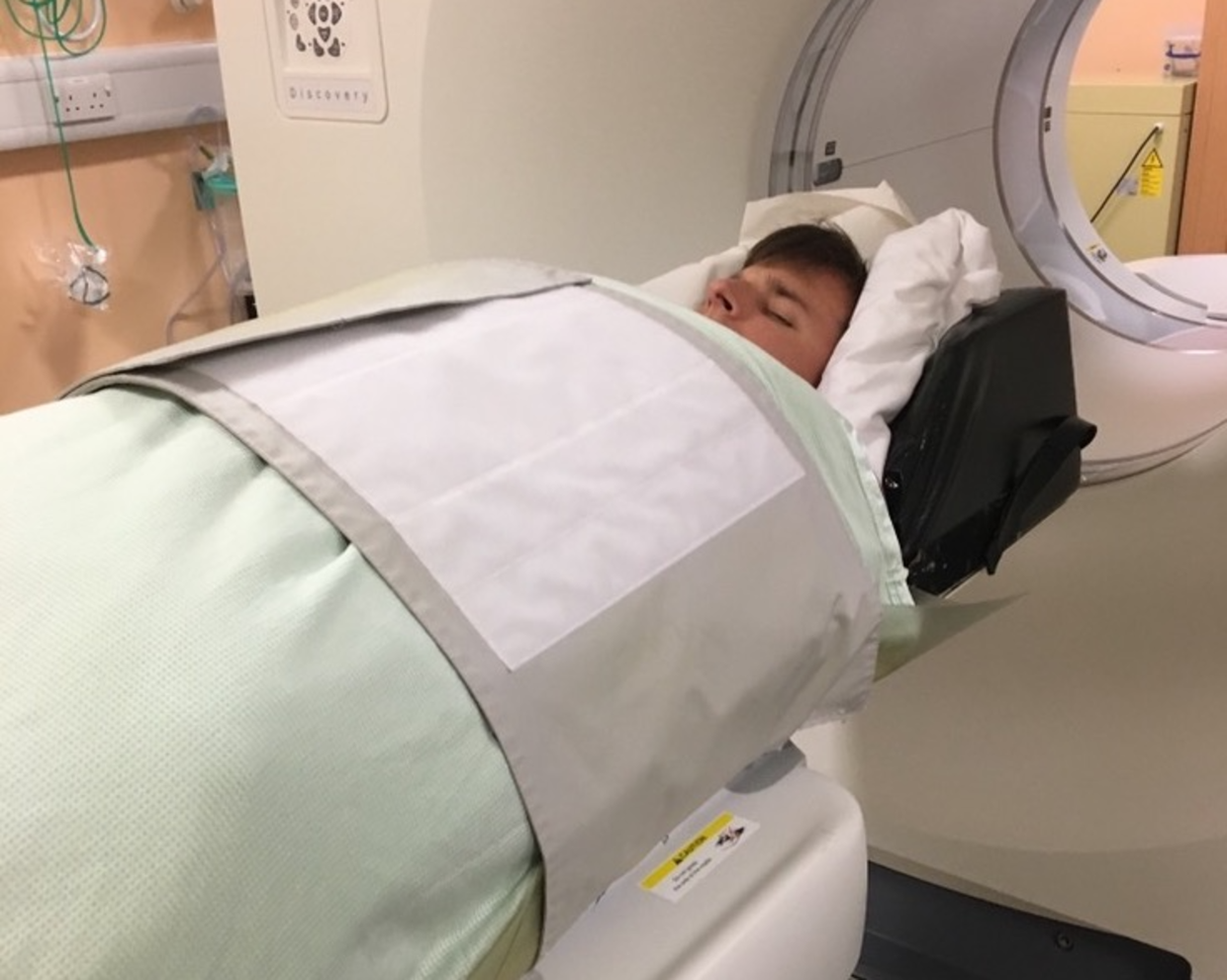Benjamin er på vej ind i en PET-scanner i England i 2019.