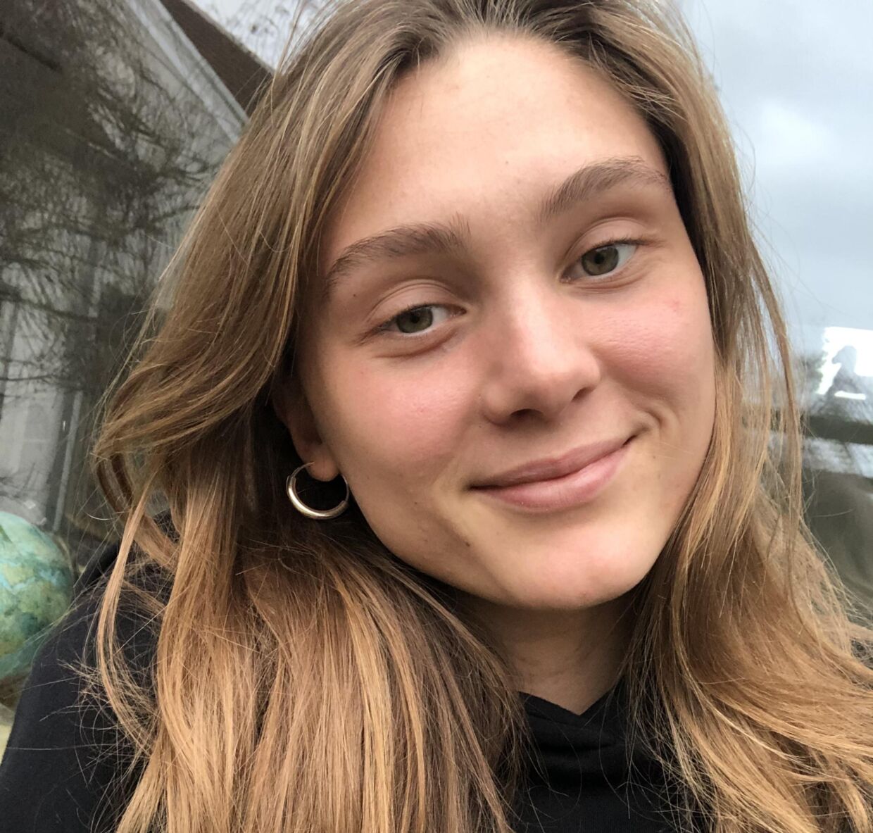 22-årige Elsa Fristedt fra Sverige mistede både bolig i København, fordi hun havde opsagt sin gamle lejlighed, og hele sin opsparing. Forsikringen dækker ikke, så hun håber, at politiet kan finde udlejeren.