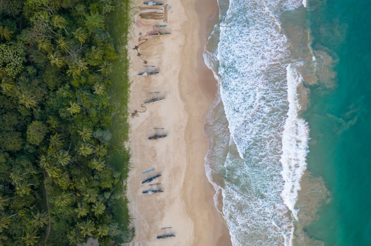 Talalla strand, der normalt er pakket med mennesker, er nu stort set øde.