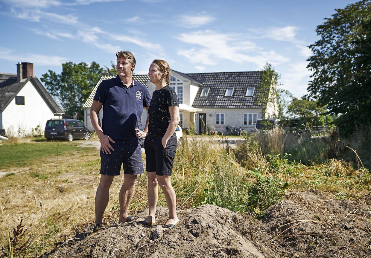 Bjørn og Anne Louise Born Sylvest bor en times kørsel fra København.De har for dårligt internet, til at de kan arbejde hjemme.