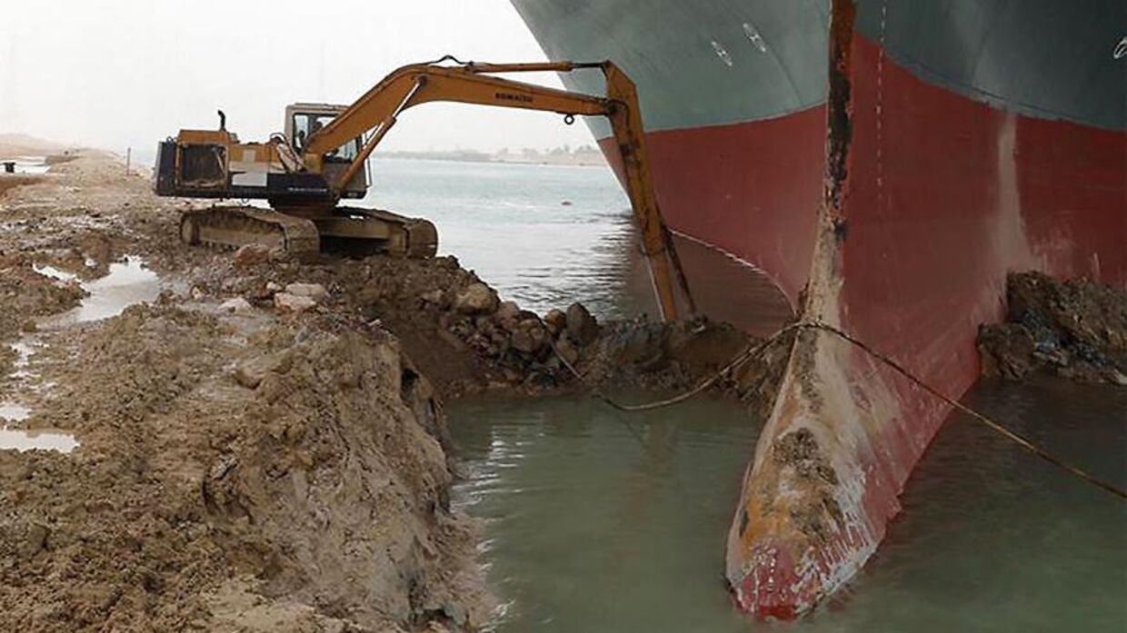 Man har forsøgt at grave sand væk fra skibets stævn, men det er stadig ikke lykkedes at rykke skibet frit. Foto: Scanpix