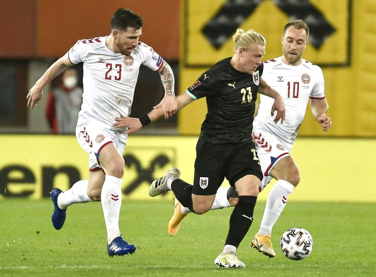 (L-R) Denmark's midfielder Pierre Hojbjerg, Austria's midfielder Xaver Schlager and Denmark's midfielder Christian Eriksen vie for the ball during the FIFA World Cup Qatar 2022 qualification football match Austria v Denmark in Vienna, on March 31, 2021. (Photo by HANS PUNZ / APA / AFP) / Austria OUT