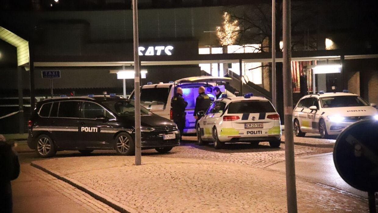 Politiet har sigtet en 16-årig for knivstikkeriet på en 50-årig mand på Frederikssund Station. Foto: Presse-fotos.dk