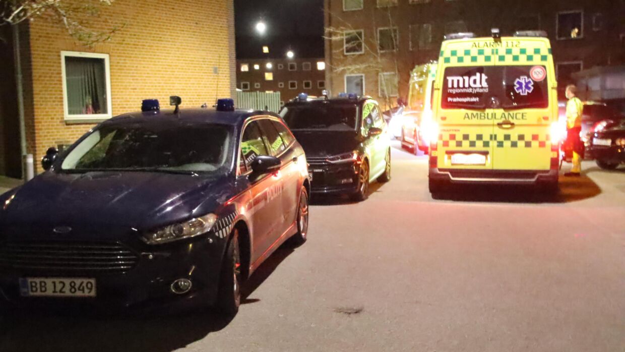 Politiet rykkede talstærkt ud til Otto Benzons Vej i det vestlige Aarhus. Foto: Presse-fotos.dk