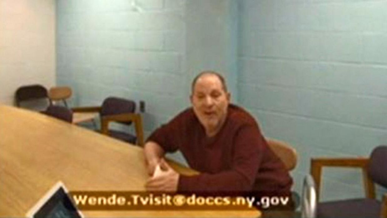 Harvey Weinstein var med i retten via video. (Foto: New York Unified Court System)