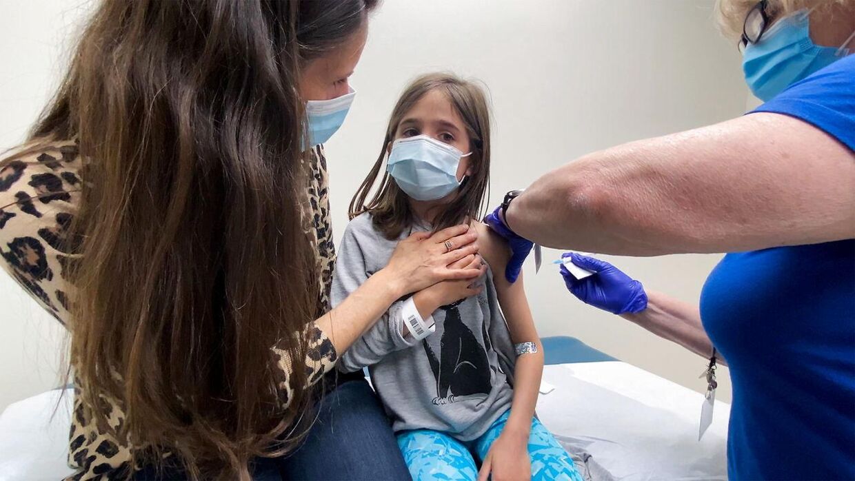 En niårig pige modtager her sin anden dose af Pfizer vaccinen som en del af et forsøg i USA. 