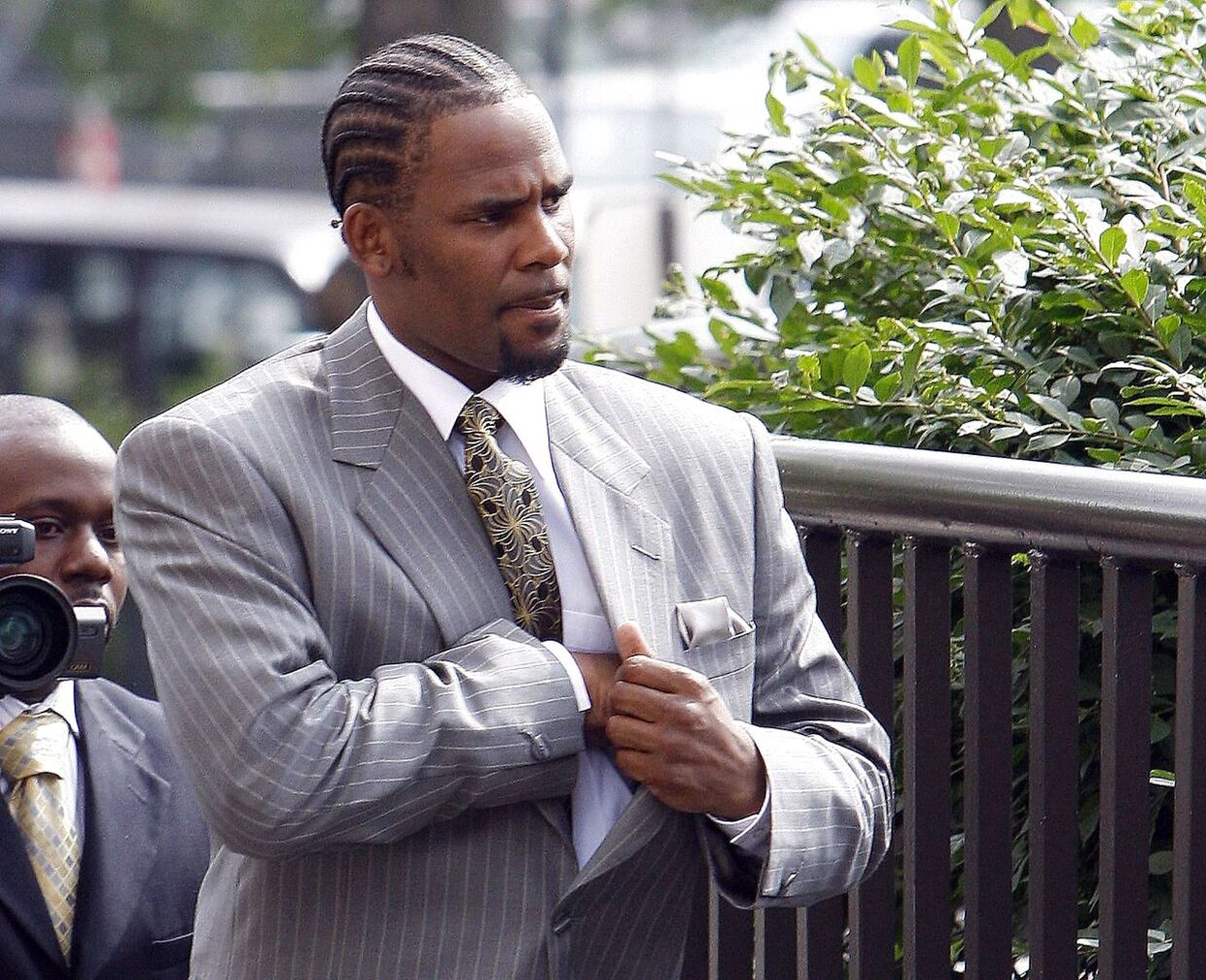 R. Kelly fotograferet under en retssag i 2008. Han er i årevis blevet beskyldt for overgreb mod mindreårige. Han er ikke tidligere blevet dømt.