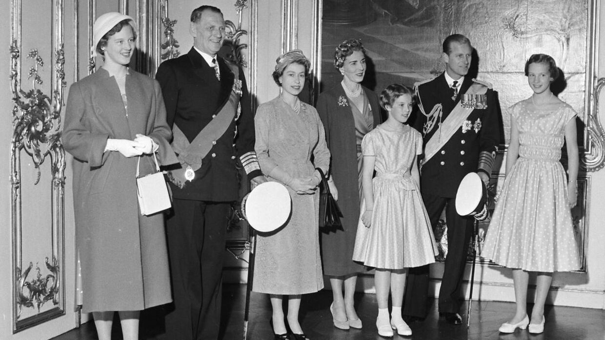 Королева Великобритании Елизавета II и принц Филипп также находились с государственным визитом в Дании с 21 мая по субботу 25 мая 1957 года. Слева направо: принцесса Маргрет, король Фредерик, королева Елизавета, королева Ингрид, принцесса Анна-Мари, принц Филипп и принцесса Бенедикт.