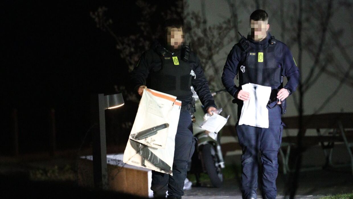 Østjyllands Politi beslaglagde fredag aften en række våben i et boligkvarter i Viby uden for Aarhus. Foto: Presse-fotos.dk