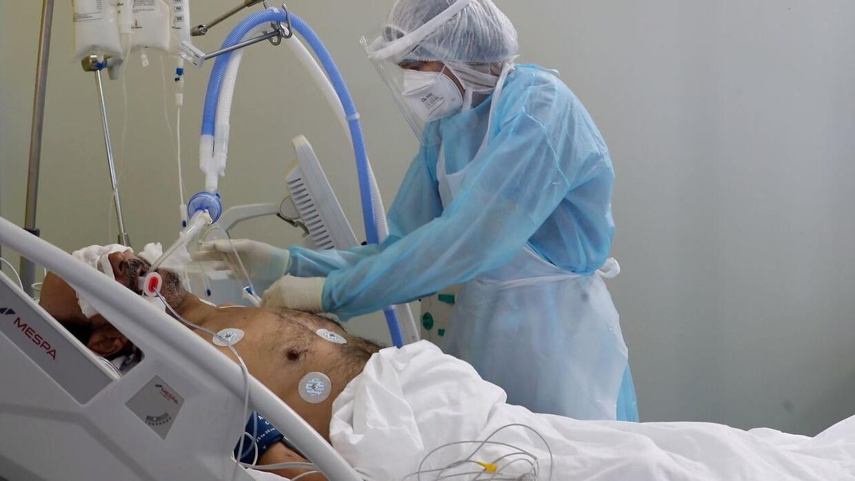 En sundhedsmedarbejder tilser en patient med Covid 19 i Tunesien Foto: EPA/MOHAMED MESSARA